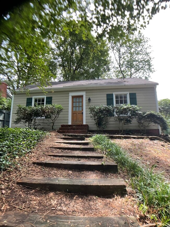 Building Photo - 817 Old Pittsboro Rd