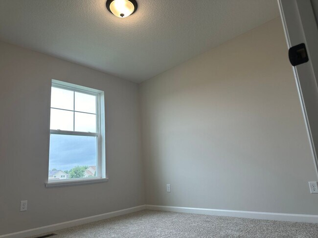 Building Photo - Rare Rogers 3 bed brand new town house for lease!!!