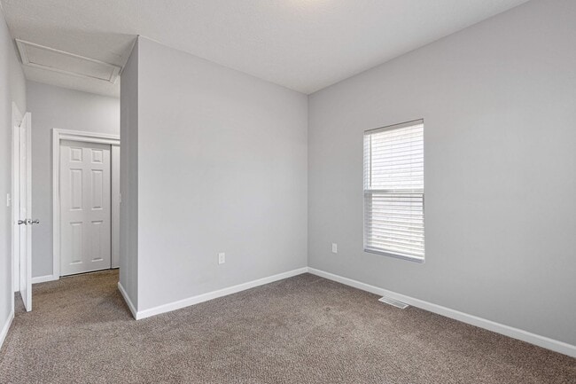 Building Photo - 2 bed 2 bath available