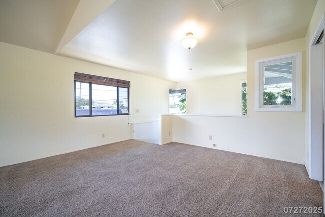 Building Photo - Beautiful and Large 3 bedroom 2.5 bath SFH...
