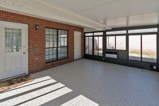 Building Photo - New Price!