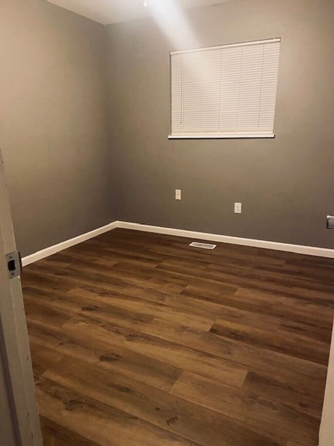 Building Photo - 3 Bedroom, 1 Bath House w/Attached Garage and Fenced Yard