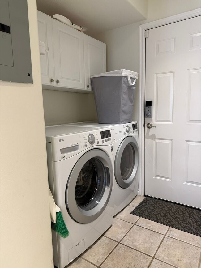 Building Photo - Townhouse within Walking Distance of Downtown Sugarhouse