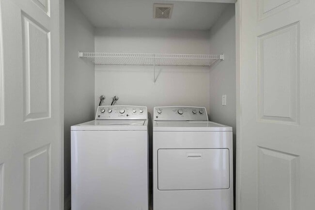 Building Photo - Beautiful Condo with Spacious Layout!