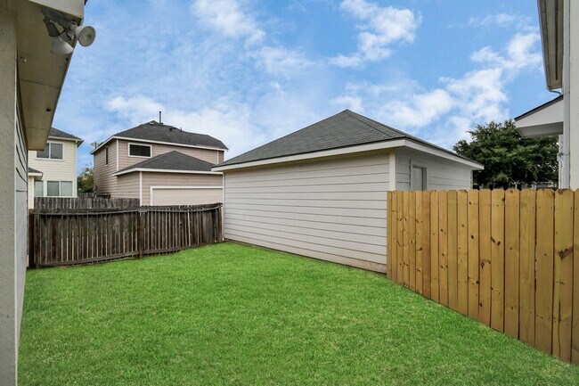 Building Photo - 6329 Settlers Square Ln