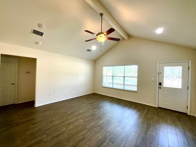 Building Photo - AVAILABLE NOW!!! Lake Life Meets Modern Comfort in Kingsland!