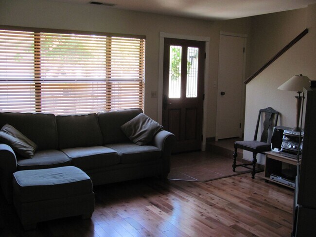 Building Photo - King Courts Condo! Backs to the Park! Bloc...