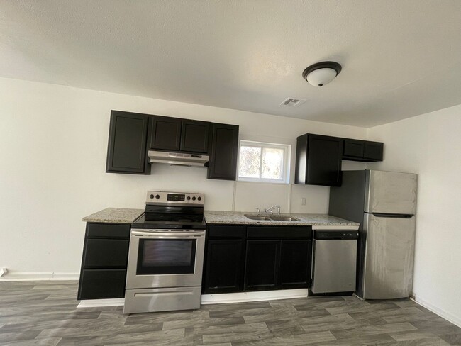 Building Photo - Recently Remodeled 2 bedroom 2 full bathro...