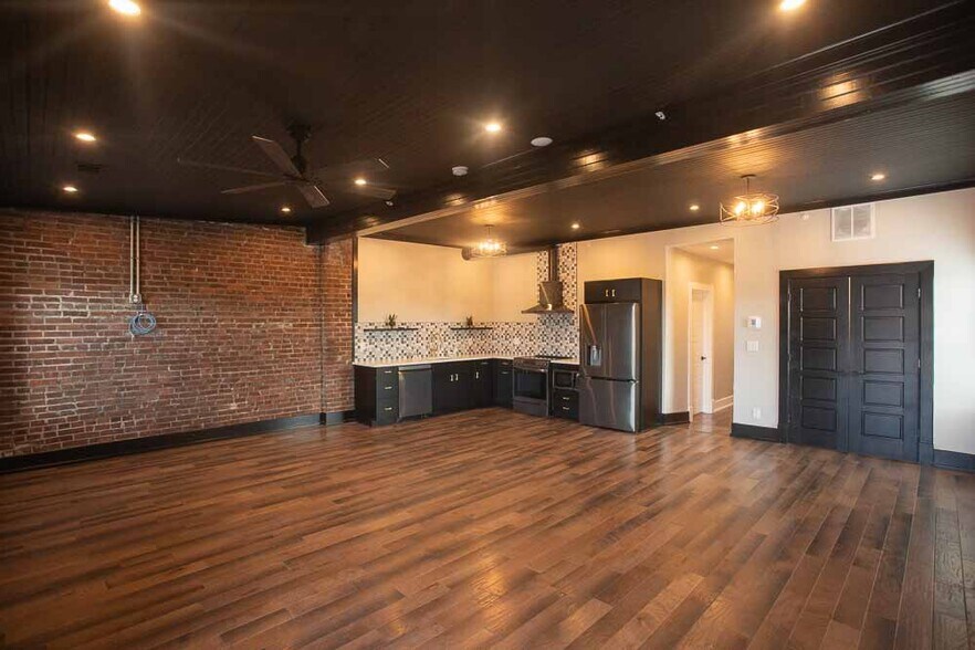 Building Photo - 1529 W Market St