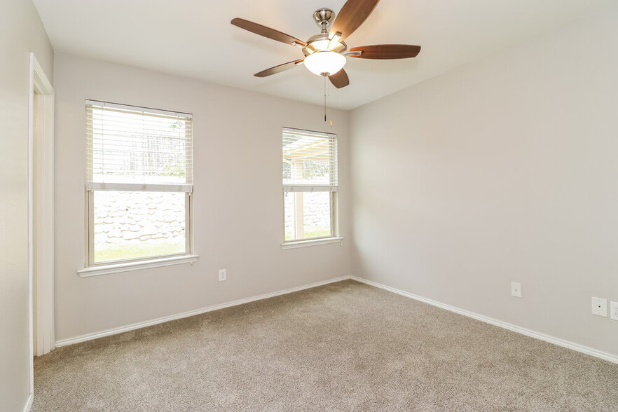 Building Photo - 2233 Sims Dr