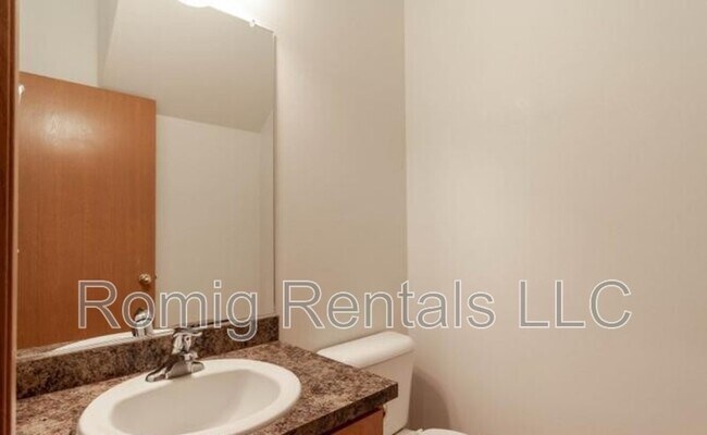 Building Photo - 8109 NE 36th Ct