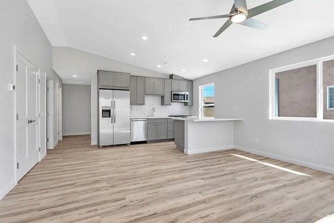 Building Photo - 4 bed 3 bath Prime Location! (Lease out, pending signatures. Check back in a few days!)