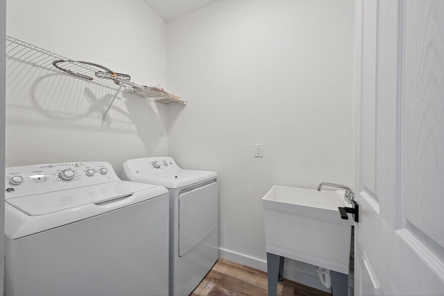 Building Photo - 127 NW 12th Pl