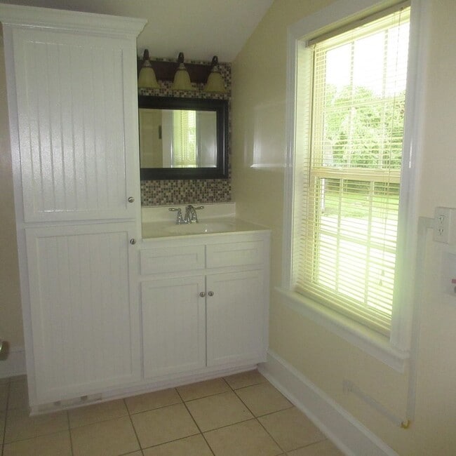 Building Photo - 2211 Blue Creek Rd