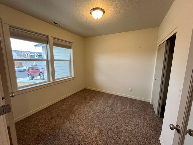 Building Photo - 3 Bedroom + Office in NW Redmond