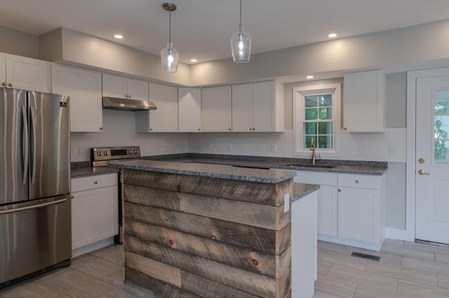 Building Photo - Beatiful 4 Bed Downtown Bath House