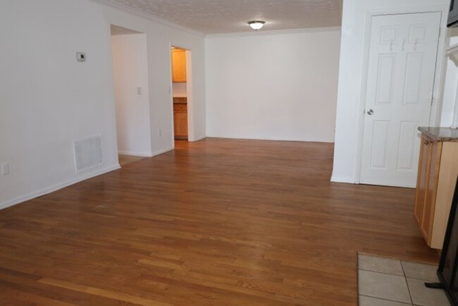 Building Photo - 2 bed 2 Baths Condominium-Rent (*2nd Month...