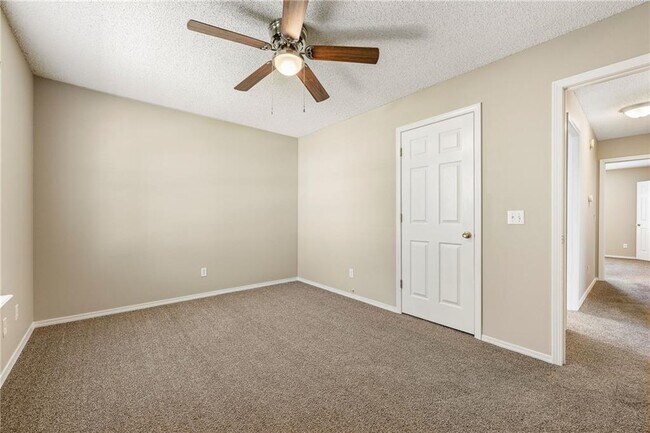 Building Photo - 2502 Parkcrest Dr