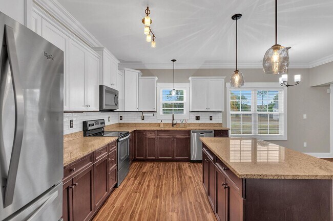 Building Photo - Large home in Swansboro School District