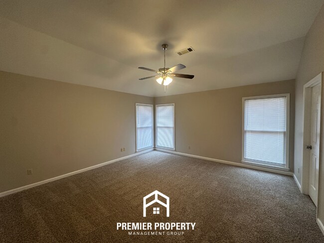 Building Photo - 8374 Kings Trail Cove