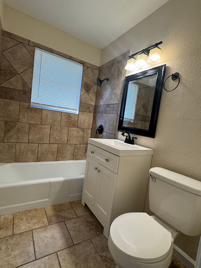 Building Photo - 2328 NW 46th- AVAILABLE NOW!