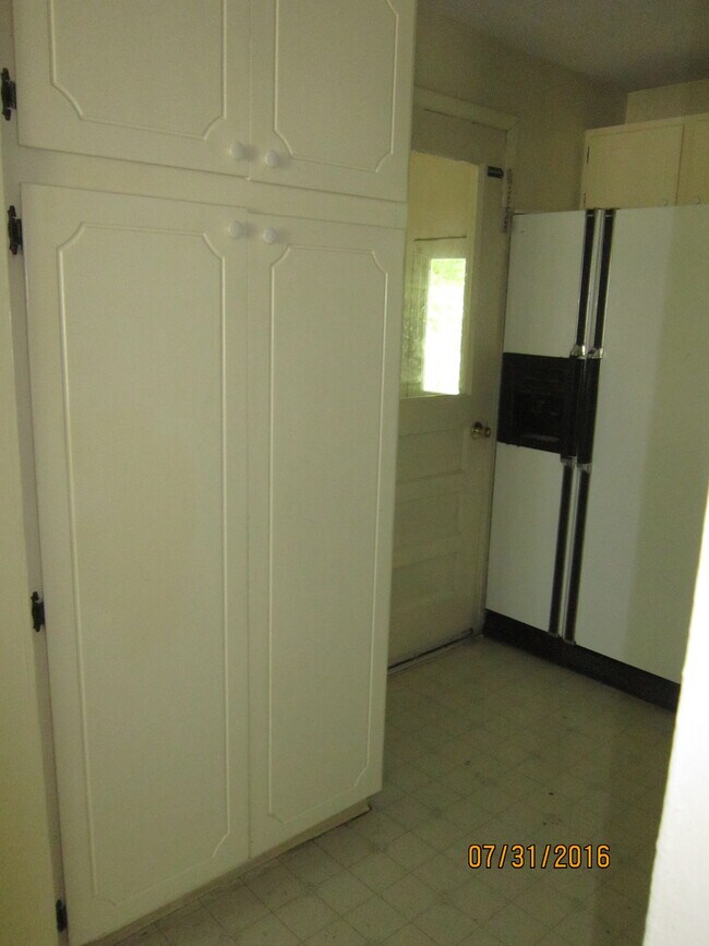 Kitchen - 1100 Woodland St