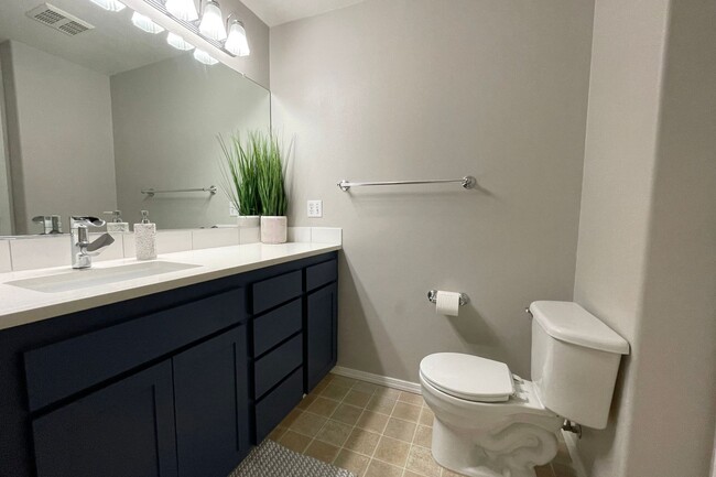 Building Photo - Stunning Forest Heights Home with Washer/D...