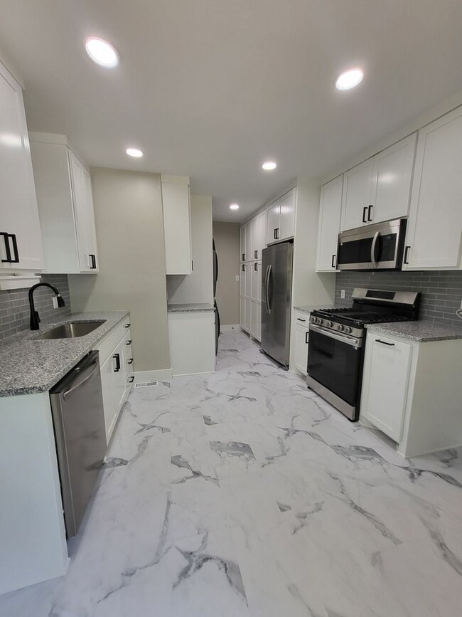Building Photo - PRELEASING - June 2026 - (3) Bed/(2) Bath ...