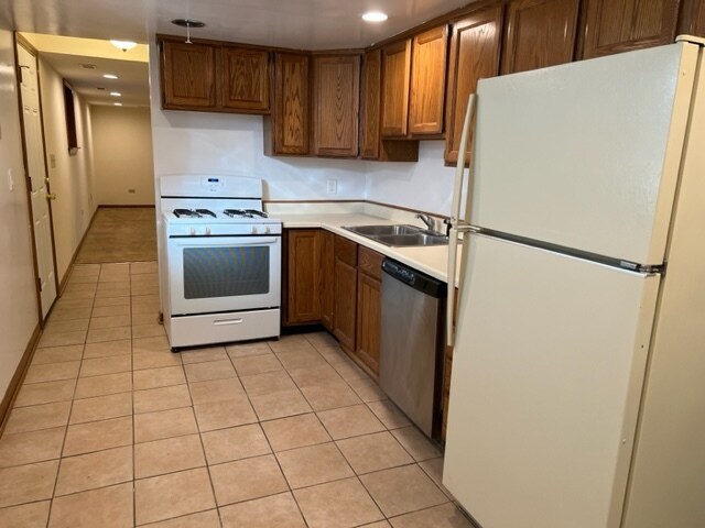 Building Photo - 922 S Grove Ave