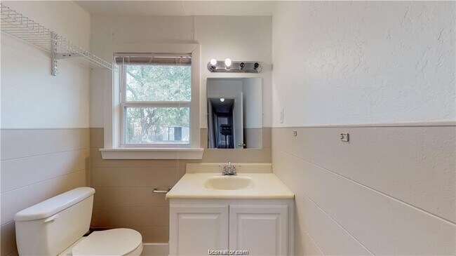 Building Photo - 202 Walton Dr