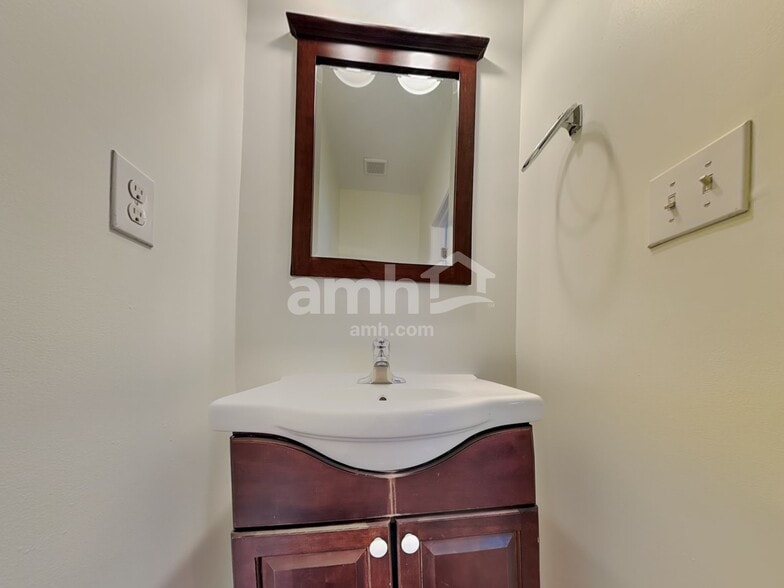 Building Photo - 11622 Village Pond Dr