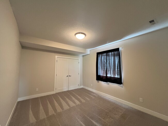 Building Photo - 460 NW Gracewood Dr