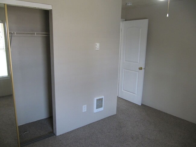 Building Photo - Three Bedroom Home on a Cul-de-sac, Landscaping Provided!