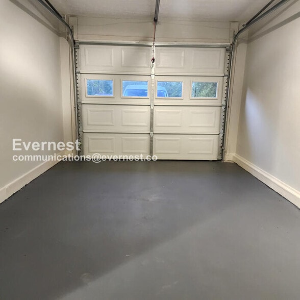 Building Photo - 680 Honey Creek Rd SE