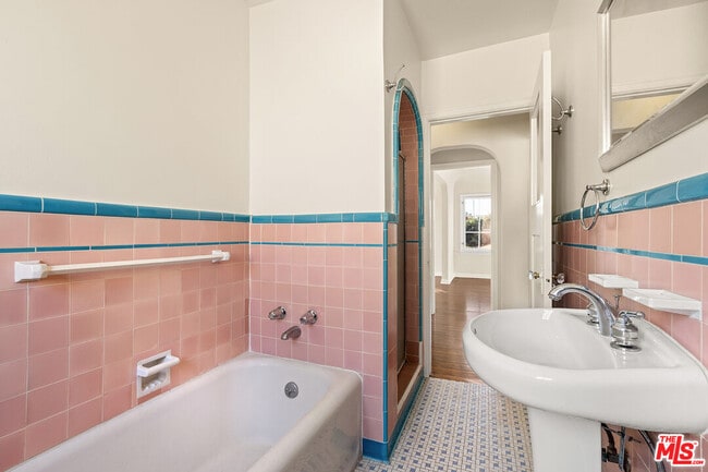 Building Photo - 10615 Ayres Ave