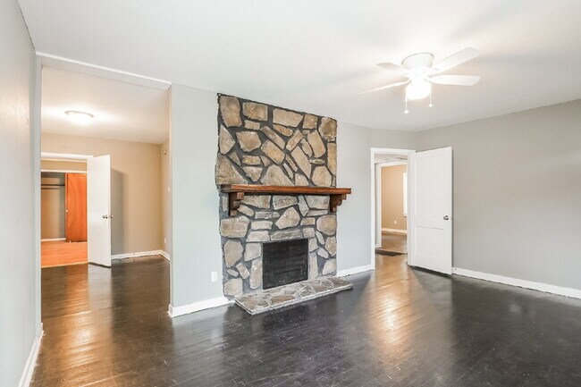 Building Photo - ***** ONE MONTH FREE RENT *****  Recently Remodeled Clean Home for Immediate Move-In Voucher Frie...