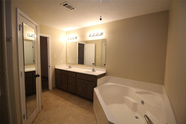 Building Photo - 16405 Sun View Ln