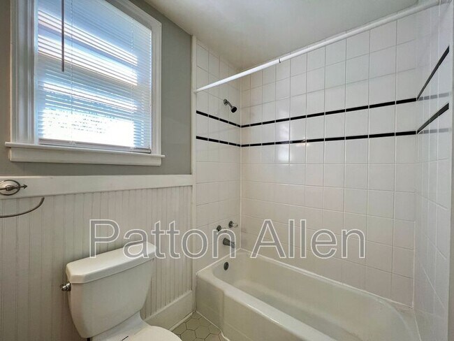 Building Photo - 5 Shady Cv Ln