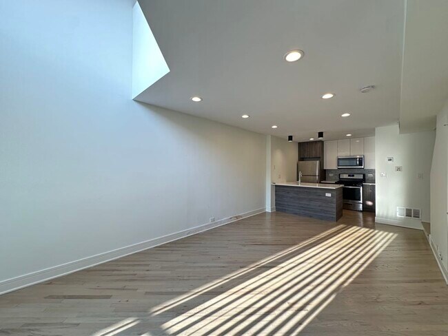 Building Photo - 949 W Grace St