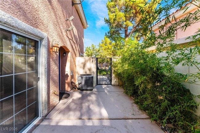 Building Photo - 8449 Majestic View Ave