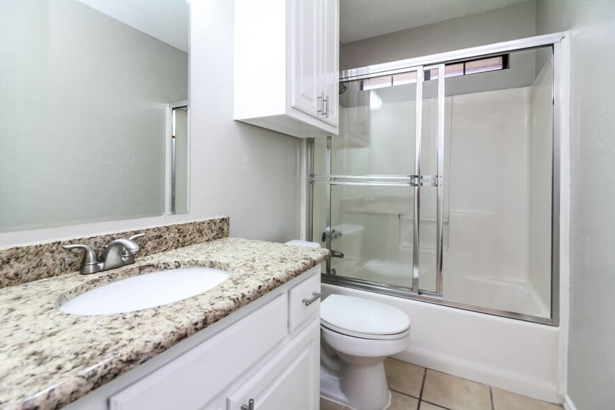 Building Photo - 834 Green Pastures Dr