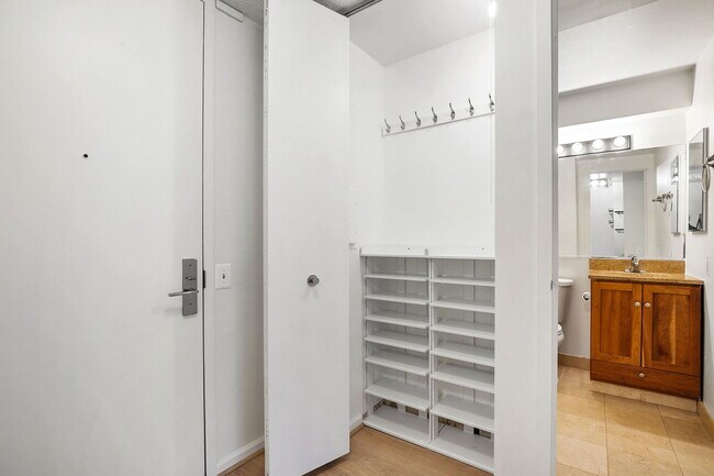 Building Photo - 4343 N Clarendon Ave