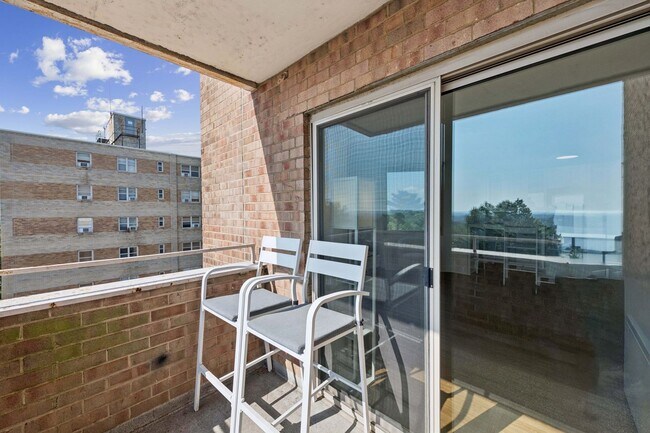 Building Photo - Renovated Studio w/ Private Balcony Glover...