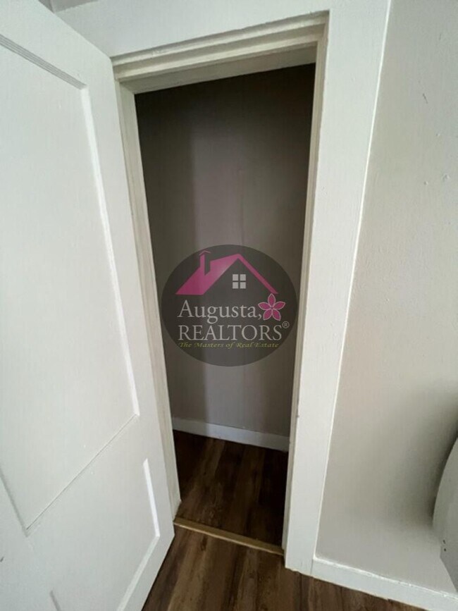 Building Photo - Adorable One Bedroom Duplex!