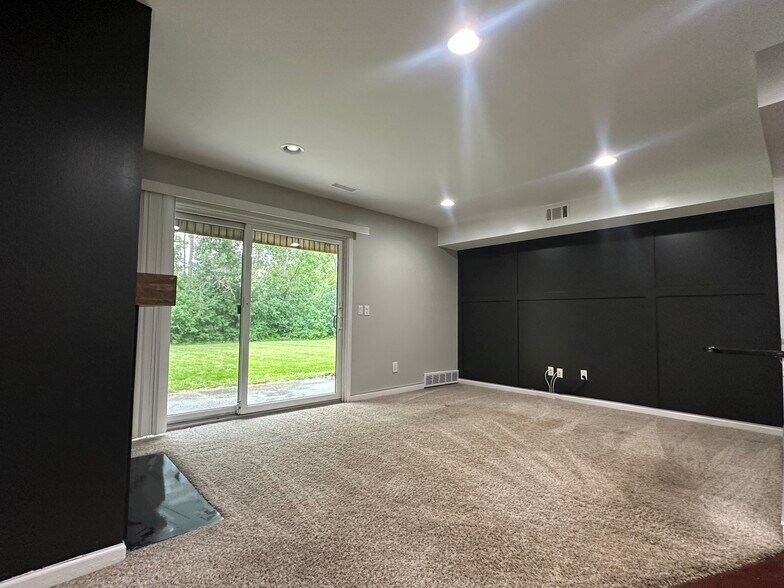 Primary Photo - 2777 Davison Ave