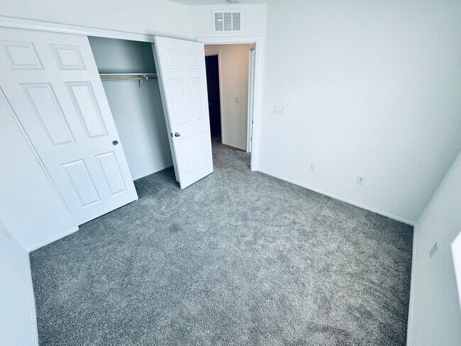 Building Photo - AMAZING, CORNER LOT, UPGRADED TOWNHOME IN "HENDERSON!!"  NEXT DOOR TO COMMUNITY DOG PARK!!