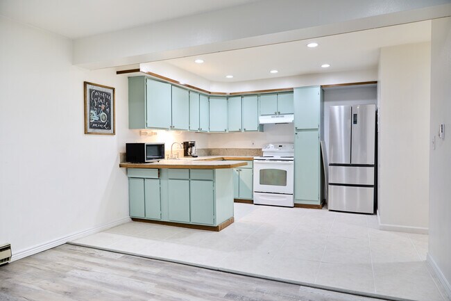 Building Photo - 9366 Fall River Rd