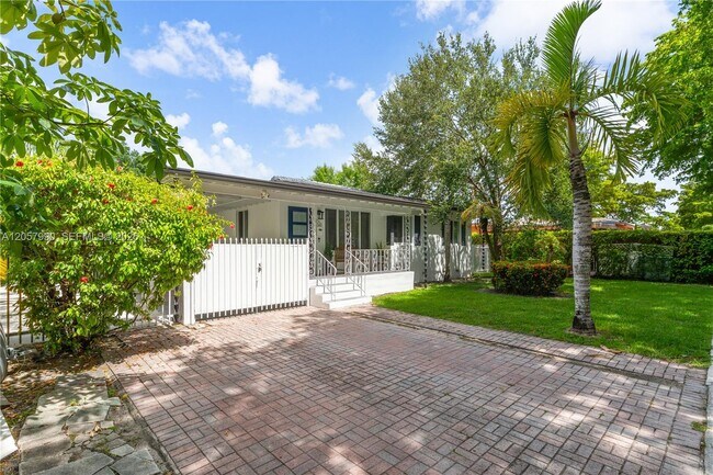 Building Photo - 2031 SW 66th Ave