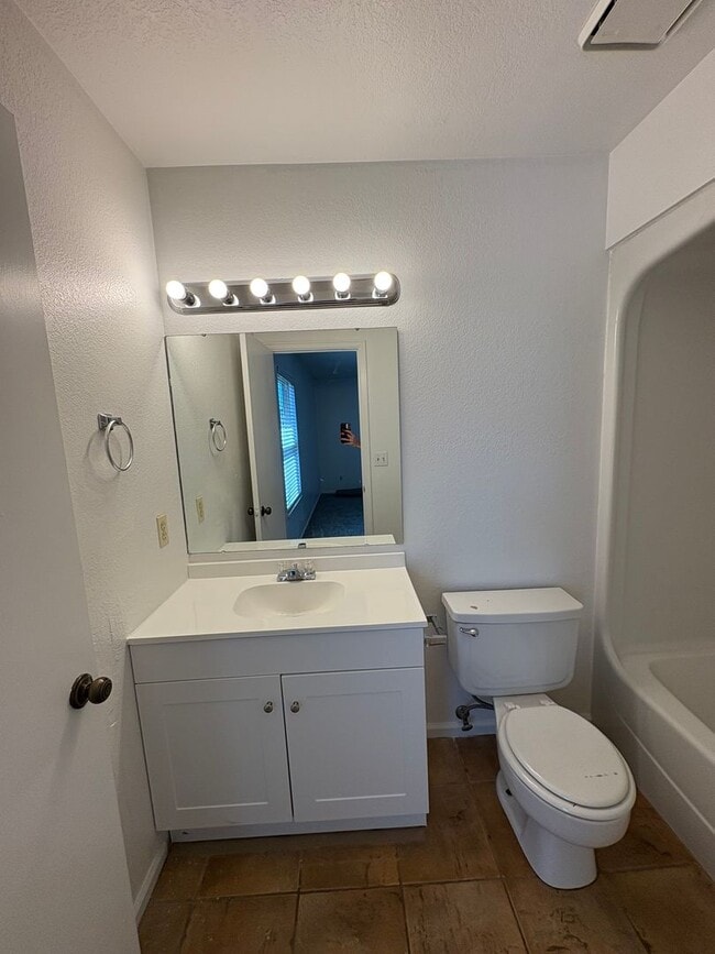 Building Photo - Updated 3 Bedroom 2.5 Bath Townhome