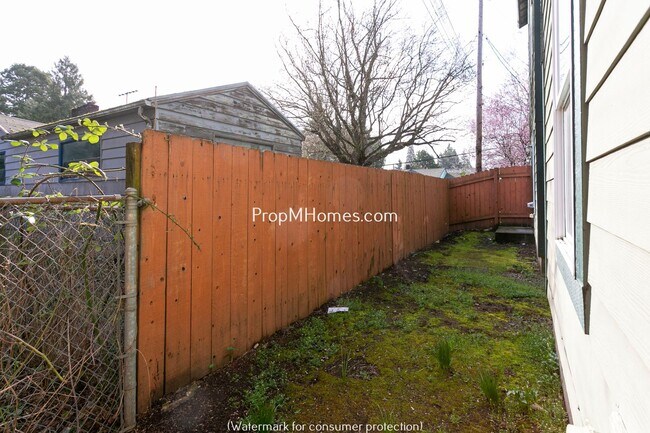 Building Photo - 3 Bedroom Townhome in SE - Two Primary Sui...